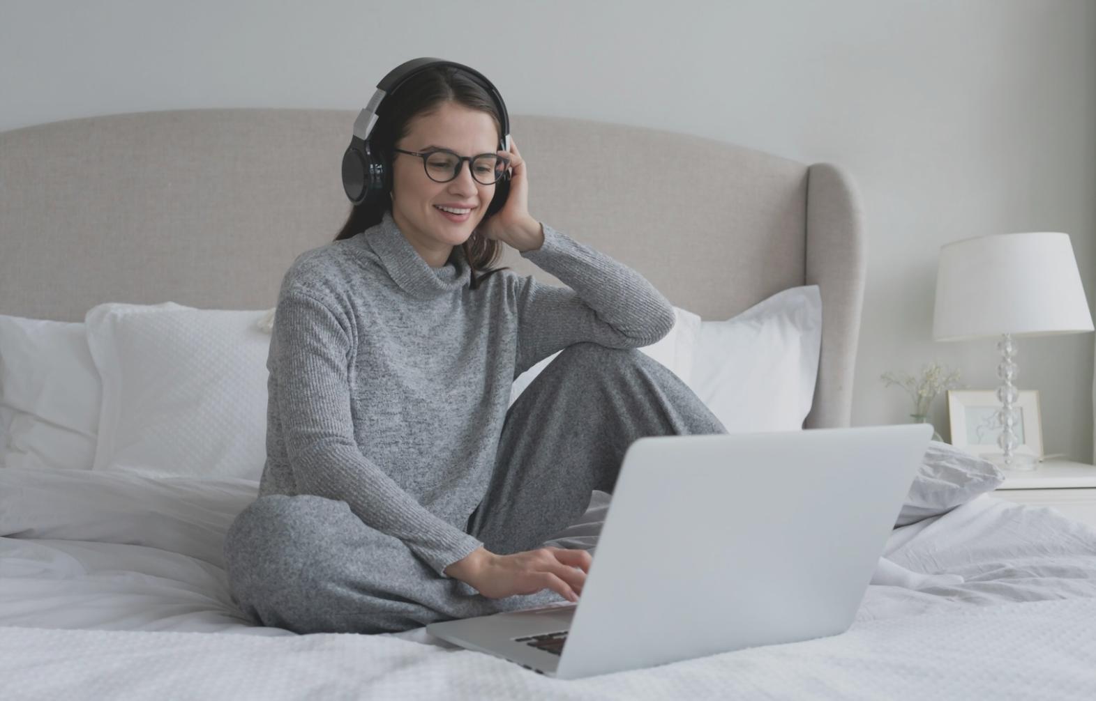 Espacio de trabajo moderno con análisis financiero en pantallas múltiples