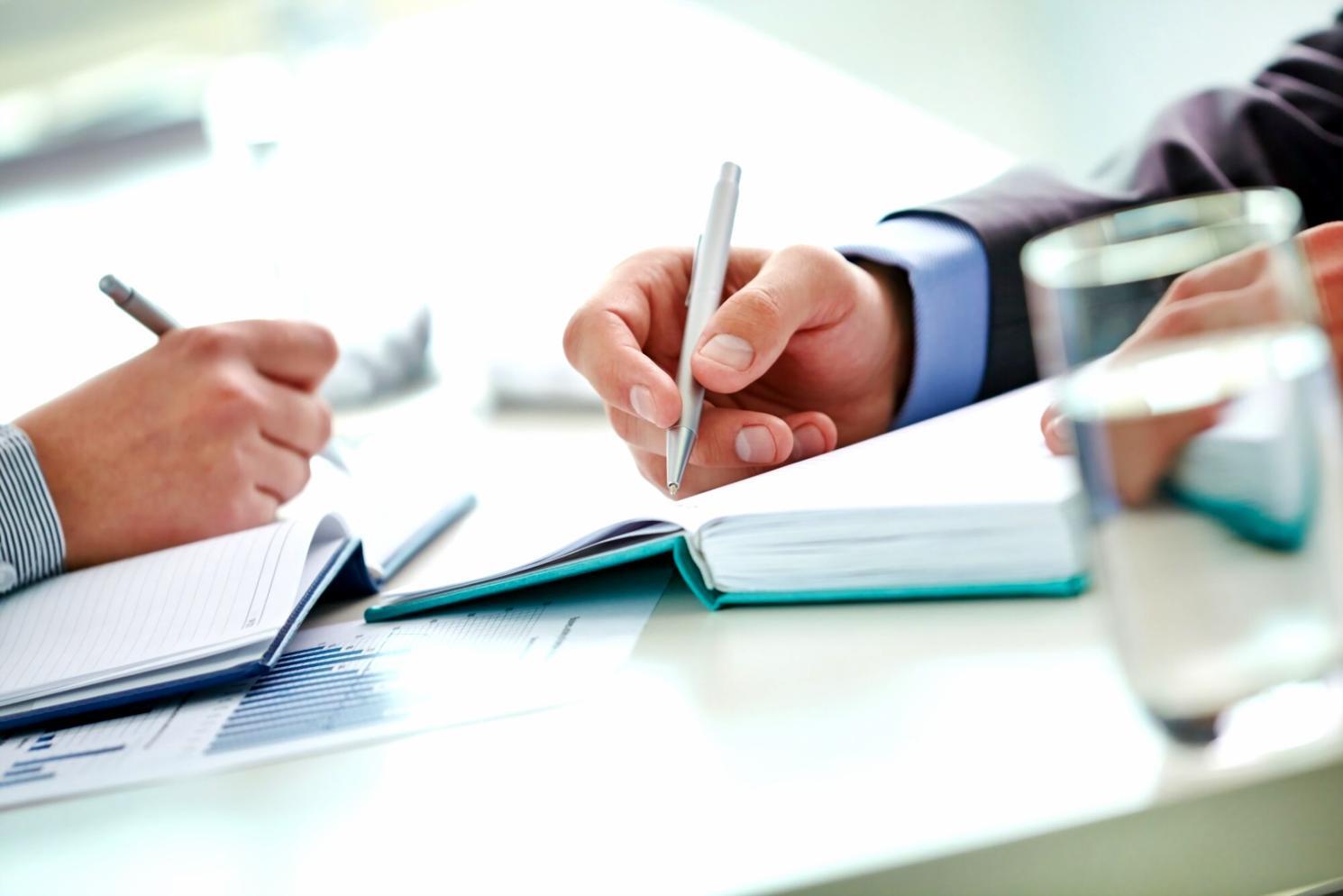 Profesionales en sesión de trabajo colaborativo desarrollando modelos financieros