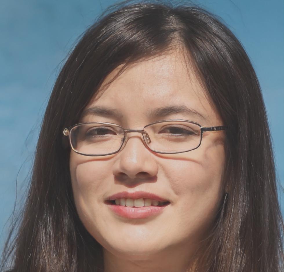 Retrato profesional de instructora especialista en finanzas corporativas